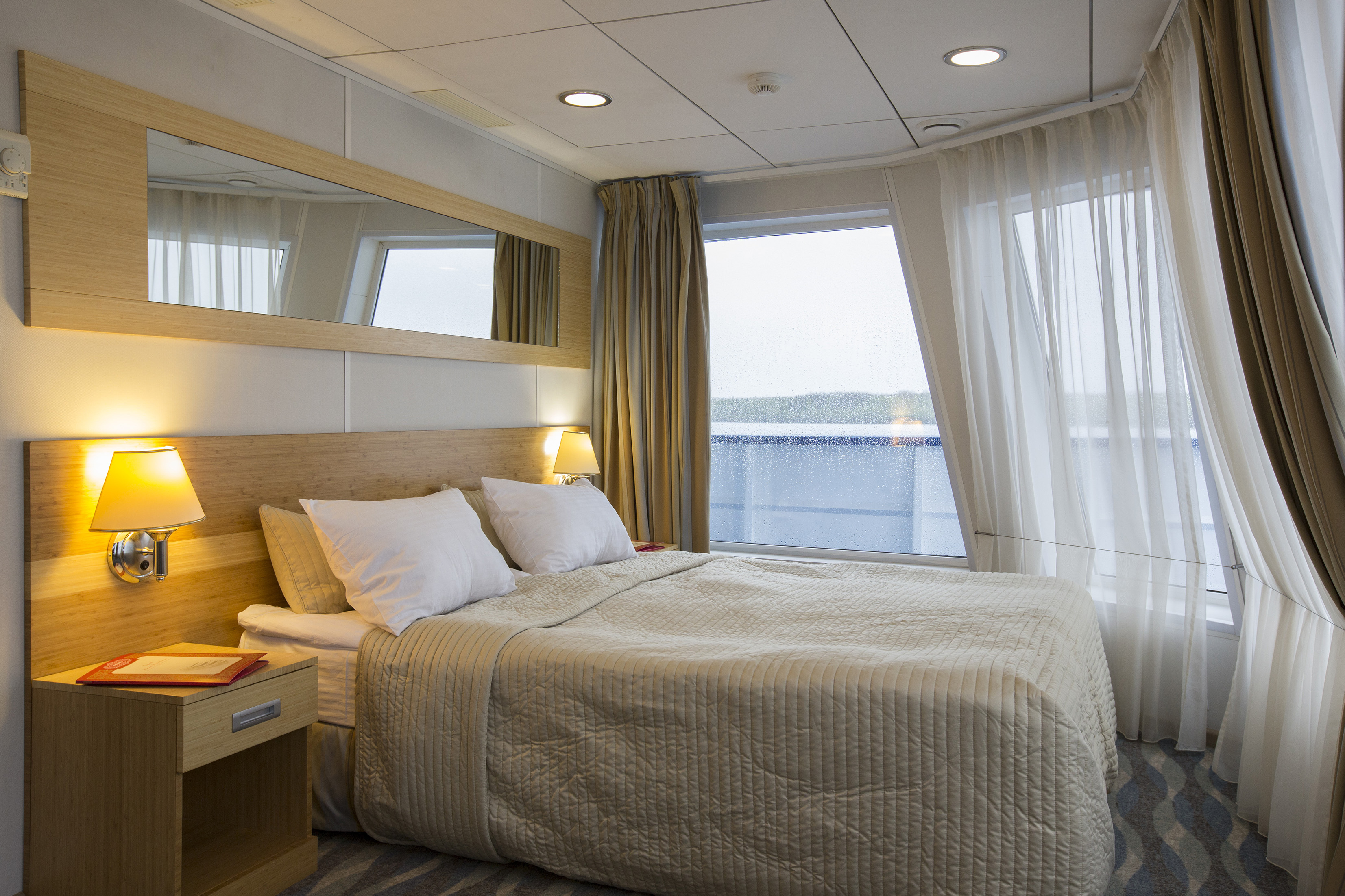 CroisiEurope Rostropovitch Imperial Suite 2.jpg